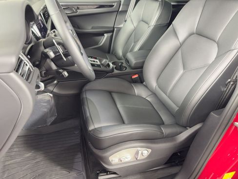 Certified 2026 Porsche Macan AWD/4WD image 5