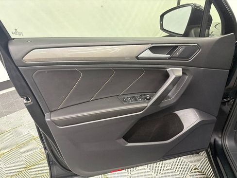 Used 2023 Volkswagen Tiguan SE w/ Panoramic Sunroof Package FWD image 11