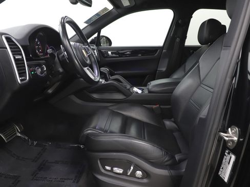 Used 2019 Porsche Cayenne Base image 25