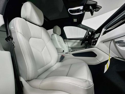 Certified 2026 Porsche Macan AWD/4WD image 30
