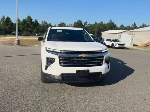Used 2025 Chevrolet Traverse LT image 3