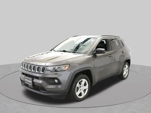 Used 2023 Jeep Compass Latitude w/ Convenience Group AWD/4WD image 4