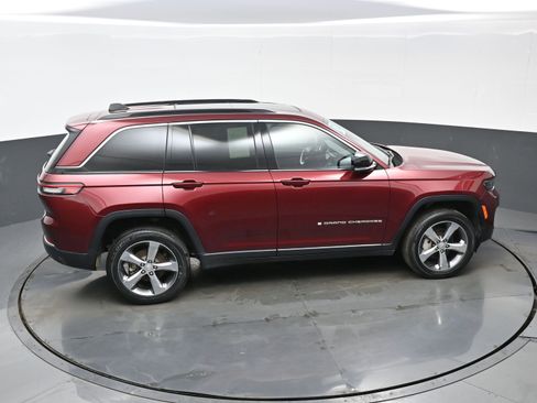 Used 2024 Jeep Grand Cherokee Limited w/ Luxury Tech Group II image 39