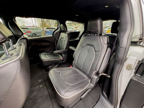 Used 2025 Chrysler Pacifica Limited image 17