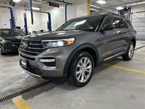 Used 2021 Ford Explorer XLT w/ Equipment Group 202A image 4