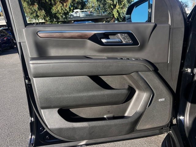 Used 2026 Chevrolet Suburban Premier AWD/4WD image 21