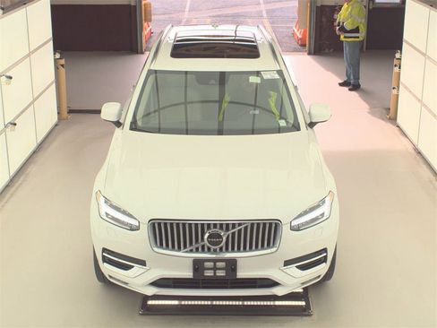 Used 2022 Volvo XC90 T6 Inscription w/ Climate Package image 2