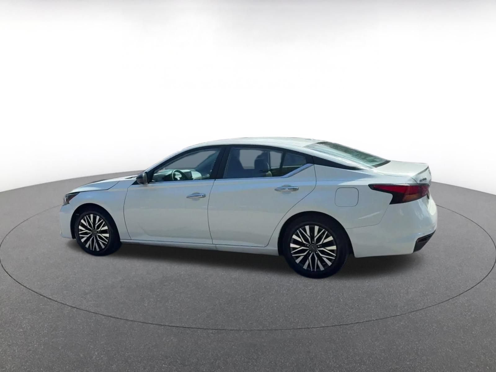 Used 2025 Nissan Altima 2.5 SV FWD image 9