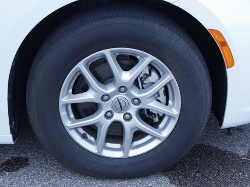Certified 2023 Chrysler Pacifica Touring-L FWD image 12