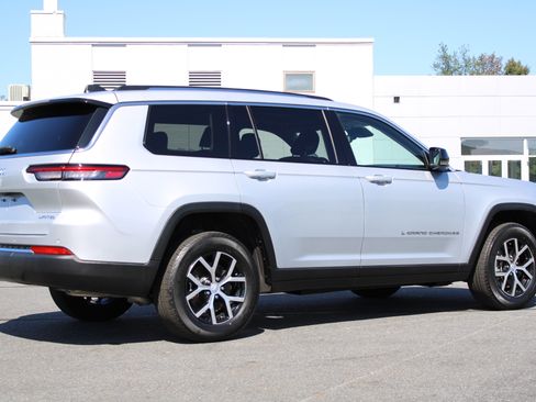 Used 2023 Jeep Grand Cherokee L Limited AWD/4WD image 6