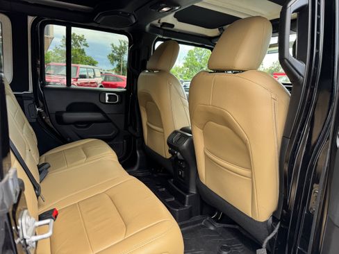 Used 2018 Jeep Wrangler Unlimited Sahara w/ Dual Top Group AWD/4WD image 16