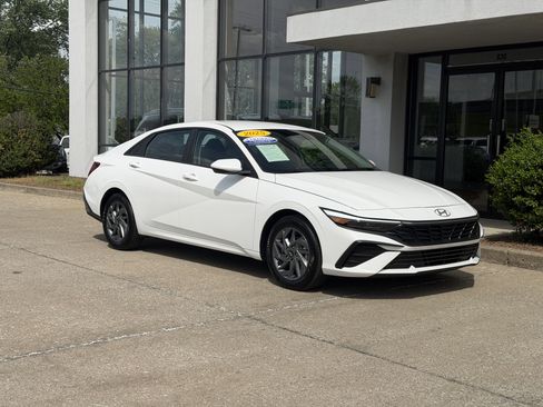 Certified 2025 Hyundai Elantra Hybrid FWD image 2