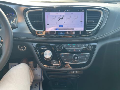 Used 2023 Chrysler Pacifica Touring-L w/ S Appearance Package image 23