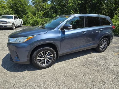 Used 2019 Toyota Highlander XLE FWD image 2