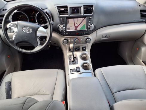 Used 2011 Toyota Highlander SE w/ Tow Pkg AWD/4WD image 4