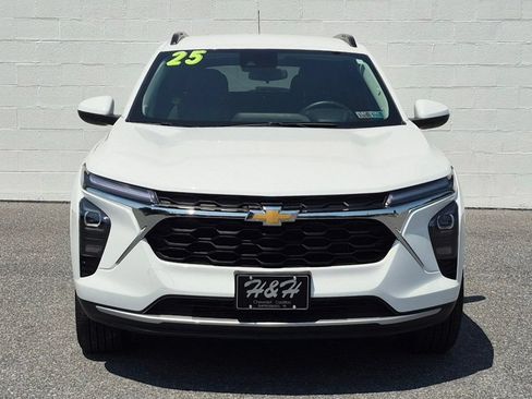Used 2025 Chevrolet Trax LT w/ LT Convenience Package FWD image 8