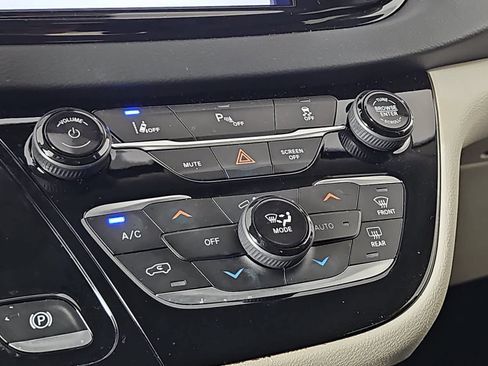 Used 2023 Chrysler Pacifica Touring-L FWD image 21