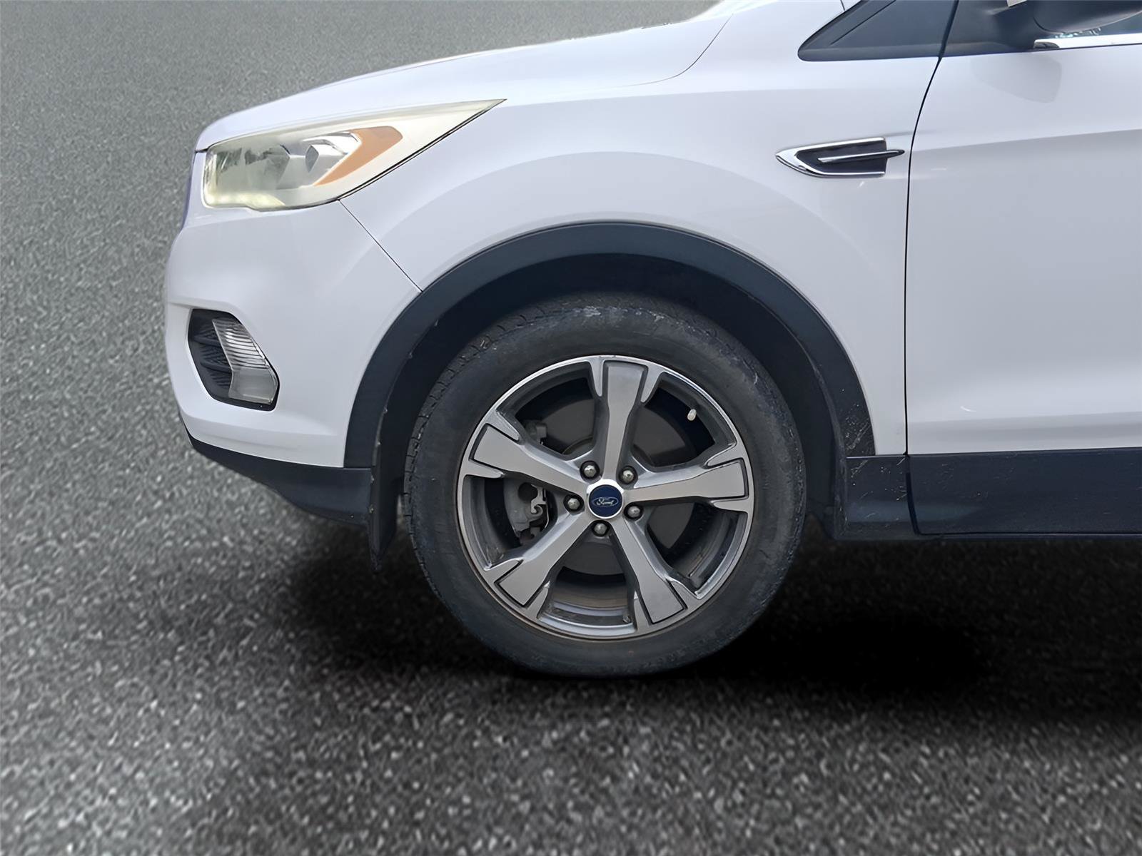 Used 2017 Ford Escape SE w/ Equipment Group 201A AWD/4WD image 9