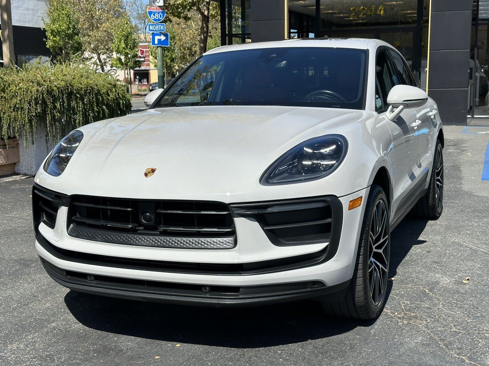 Used 2023 Porsche Macan AWD/4WD image 4