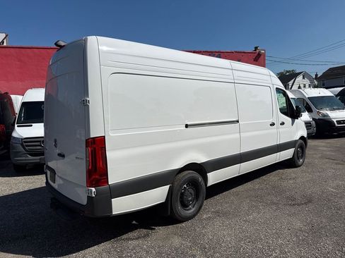 Used 2025 Mercedes-Benz Sprinter 2500 image 8