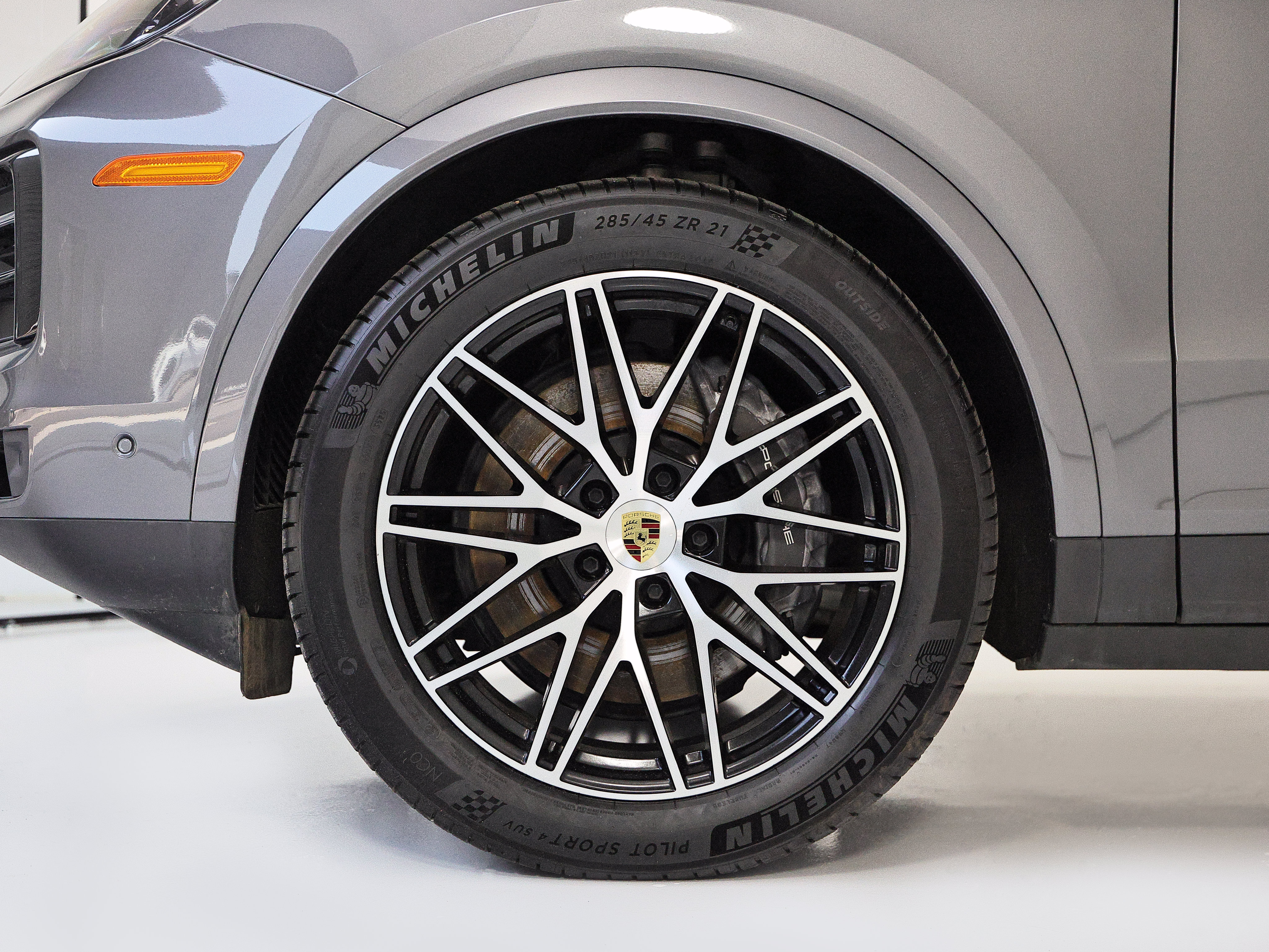 Used 2024 Porsche Cayenne AWD/4WD image 13