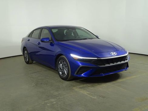 Used 2024 Hyundai Elantra SEL image 3