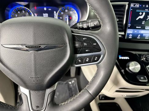 Used 2023 Chrysler Pacifica Touring-L FWD image 12