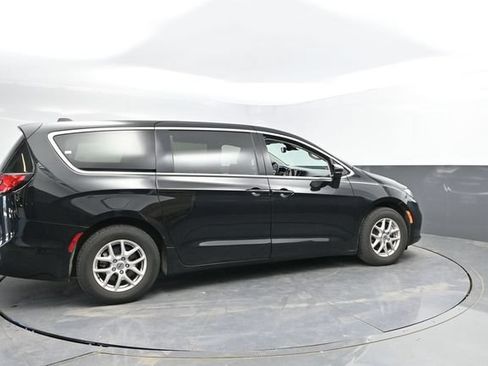 Used 2024 Chrysler Pacifica Touring-L FWD image 2