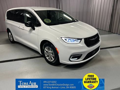 Used 2024 Chrysler Pacifica Touring-L w/ Uconnect Theater Family Group FWD image 1