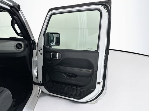 Used 2025 Jeep Wrangler Unlimited Sahara AWD/4WD image 30