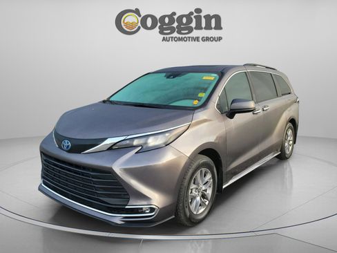 Used 2024 Toyota Sienna XLE image 2