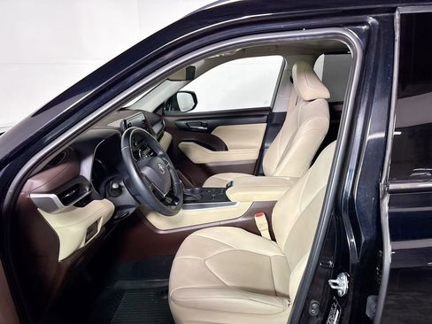 Used 2021 Toyota Highlander XLE image 11