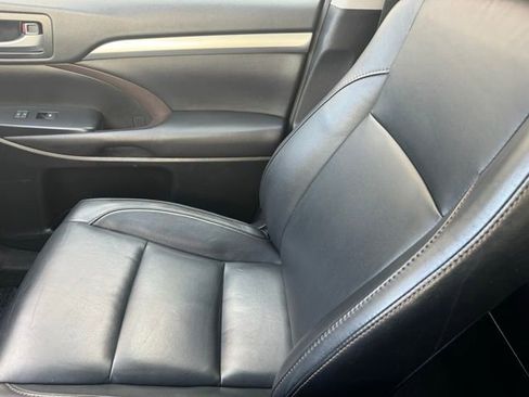 Used 2017 Toyota Highlander SE image 23