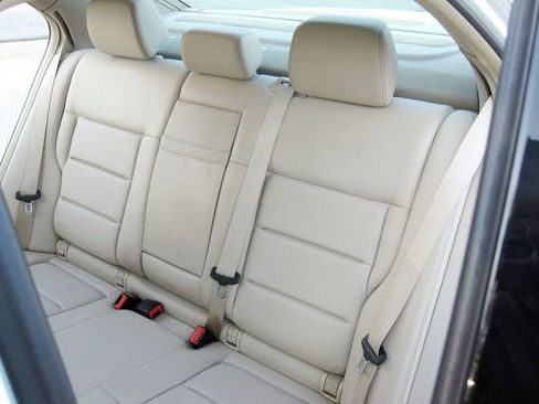 Used 2016 Mercedes-Benz E 350 4MATIC Sedan w/ Premium Package image 28