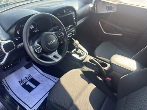 Used 2023 Kia Soul LX w/ LX Technology Package image 8