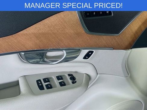 Used 2021 Volvo XC90 T6 Momentum image 12