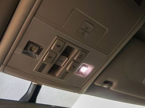 Used 2021 Volkswagen Tiguan SE w/ Panoramic Sunroof Package image 21