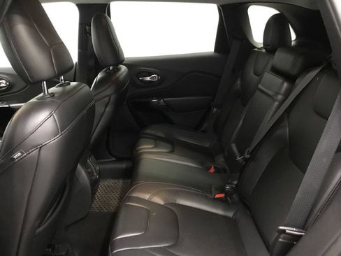 Used 2019 Jeep Cherokee Latitude Plus AWD/4WD image 32