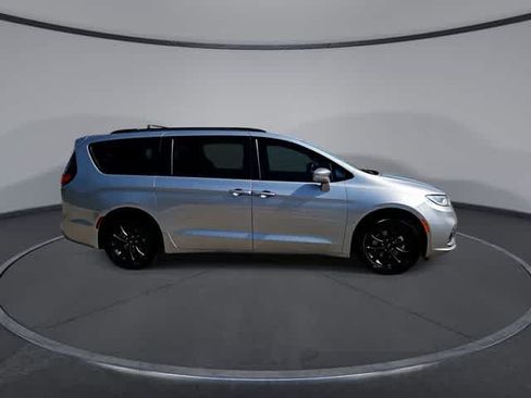 Used 2021 Chrysler Pacifica Touring w/ S Appearance Package FWD image 9