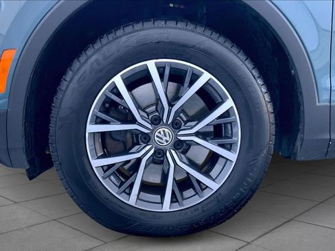 Used 2020 Volkswagen Tiguan SE w/ Panoramic Sunroof Package image 11