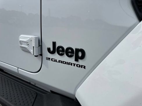 Certified 2025 Jeep Gladiator Sport AWD/4WD image 50