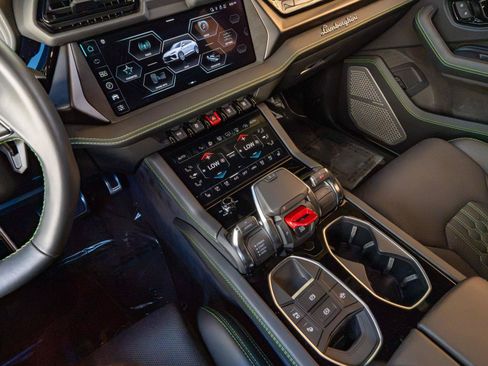 Used 2025 Lamborghini Urus SE AWD/4WD image 21
