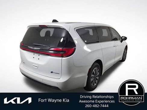 Used 2024 Chrysler Pacifica Limited FWD image 6