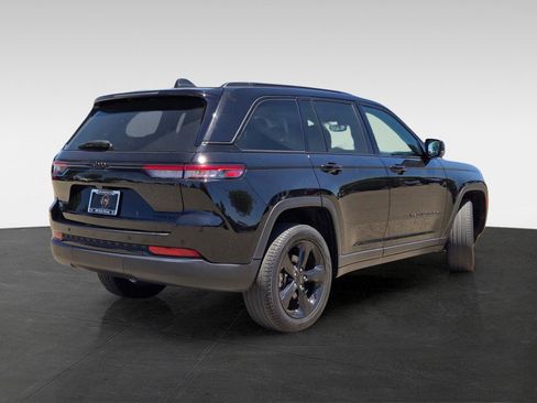 Used 2023 Jeep Grand Cherokee Limited w/ Black Appearance Package AWD/4WD image 4