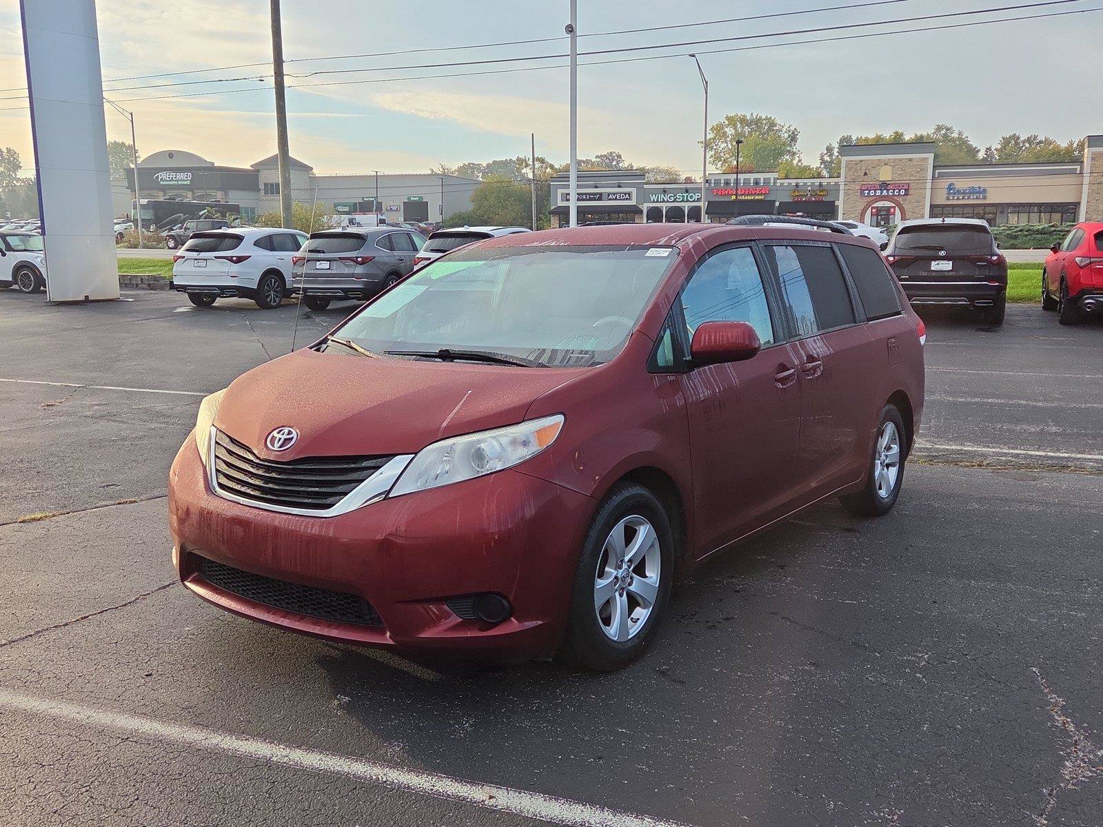 Used 2014 Toyota Sienna LE FWD image 2