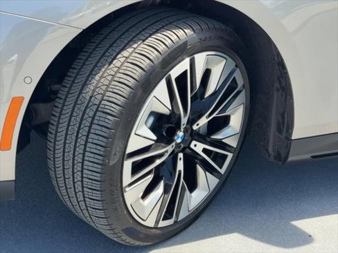 Used 2025 BMW 530i w/ Premium Package RWD image 32