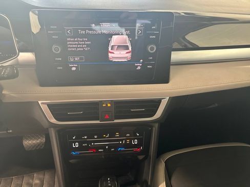 Used 2025 Volkswagen Taos SE FWD image 13