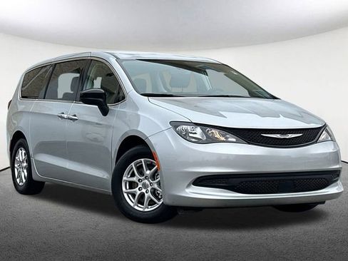 Used 2024 Chrysler Voyager LX image 2