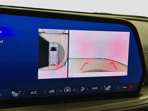 Used 2024 Chevrolet Traverse LT image 23