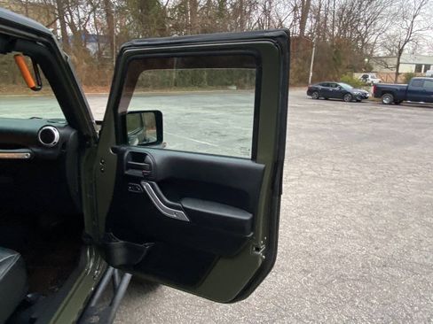 Used 2015 Jeep Wrangler Unlimited Rubicon w/ Connectivity Group AWD/4WD image 47